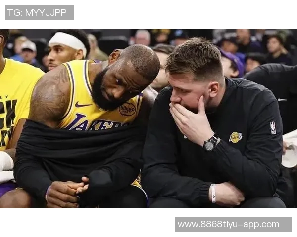 詹姆斯重返赛场展现实力与东契奇小里组合默契无间的精彩表现